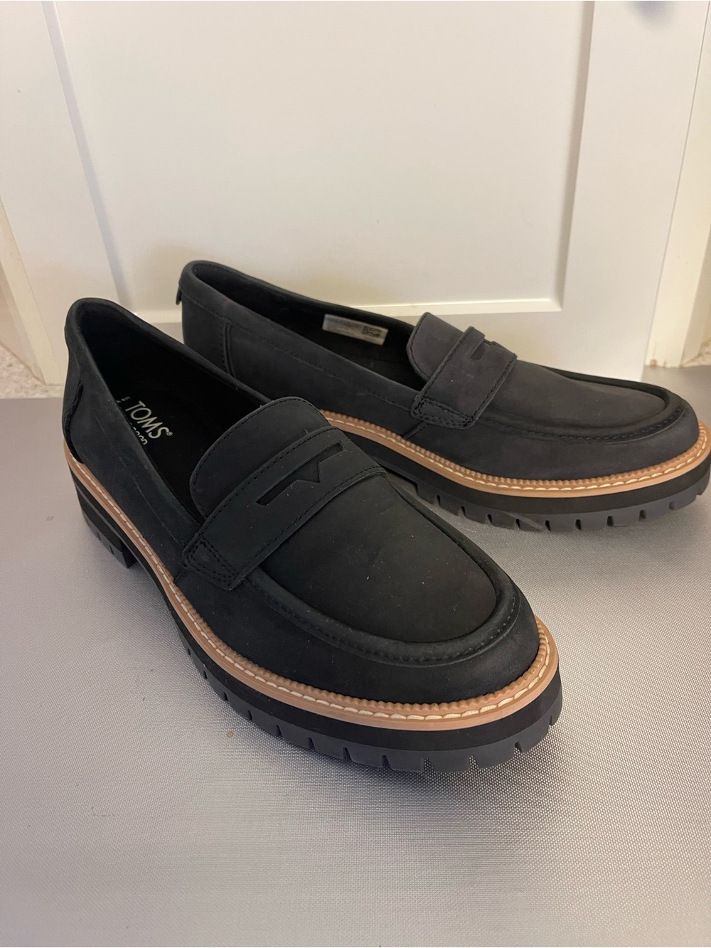TOMS Cara Black Leather Penny Loafers Slip On Sz 9 - Picture 3 of 9